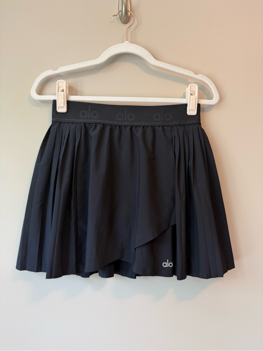 Alo Yoga Aces Tennis Skirt Black Size M Wrap Style Logo Waistband Built-In Short - Picture 3 of 4